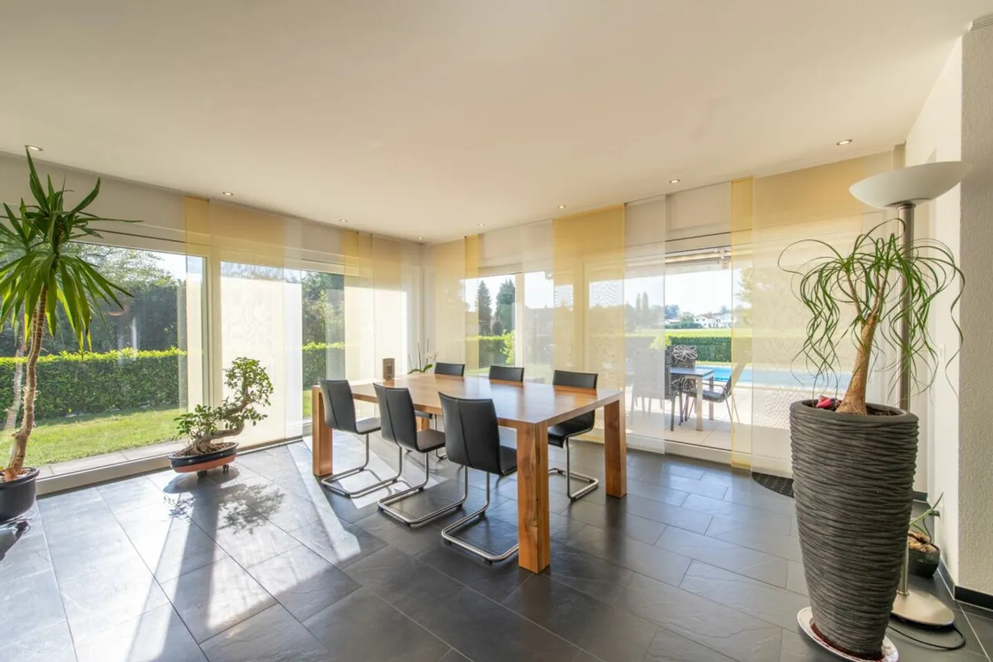 Lebensqualität pur: Freistehendes Einfamilienhaus mit Pool und Garten - Foto 3 von 13