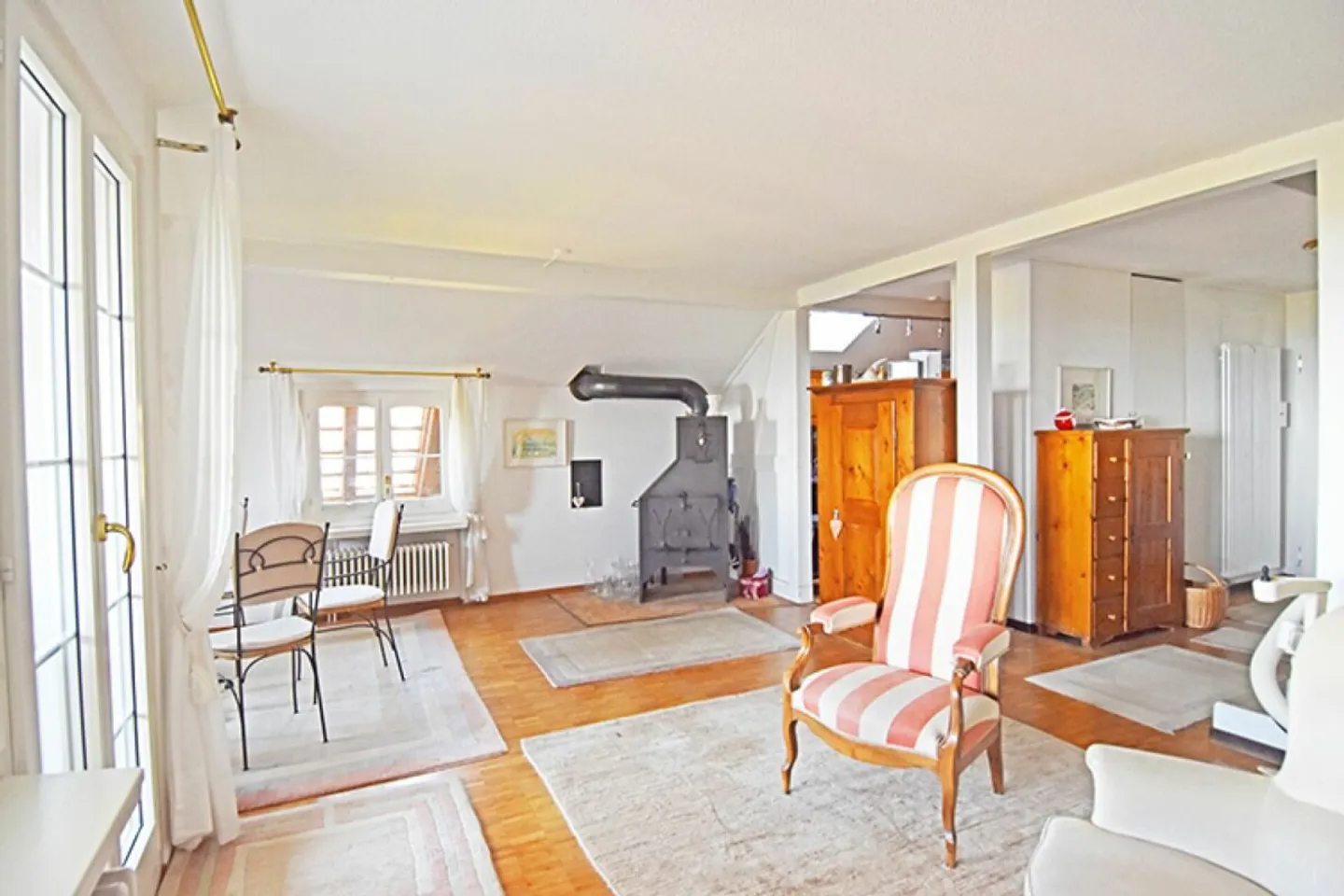 Cozy Home with Panoramic View - Photo 3 of 13