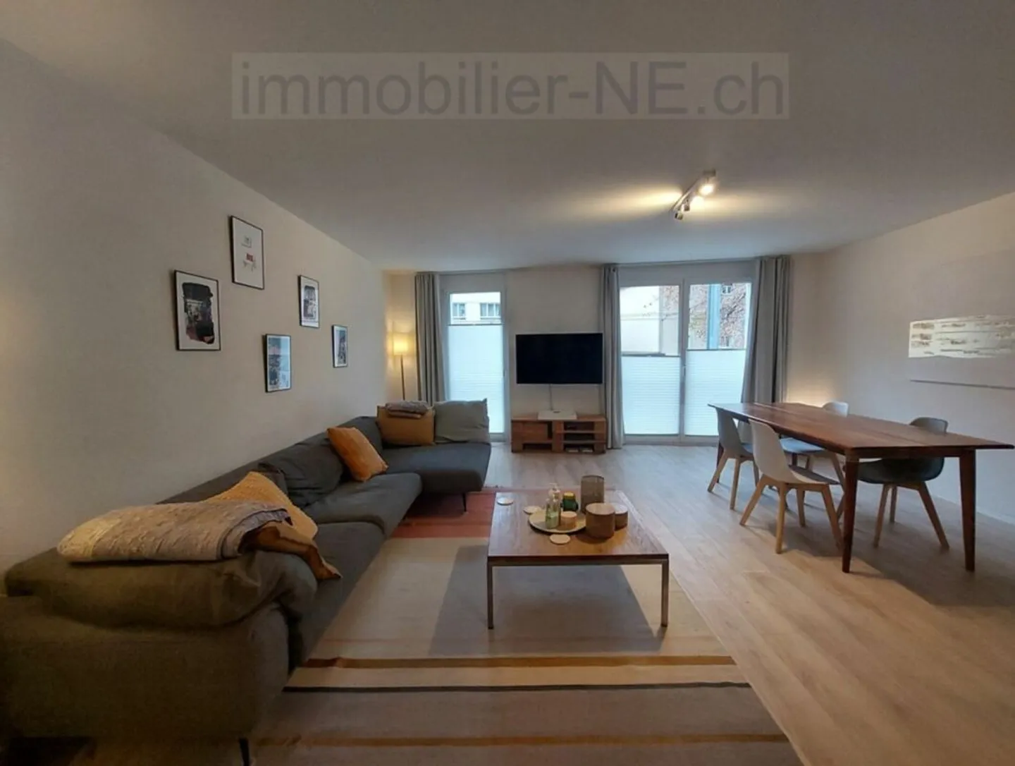Zeitgenössische 3,5-Zimmer-Wohnung mit Terrasse und Garage - Foto 1 von 10