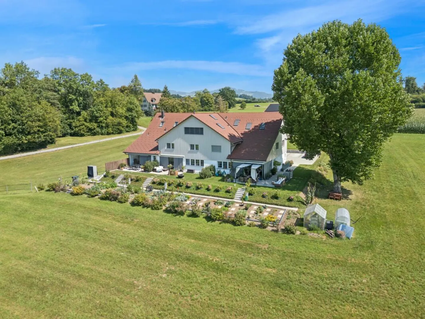 Wohnen mit Geschichte - Atemberaubender 5.5 Zimmer-Hausteil mit grossem Garten - Foto 1 di 13