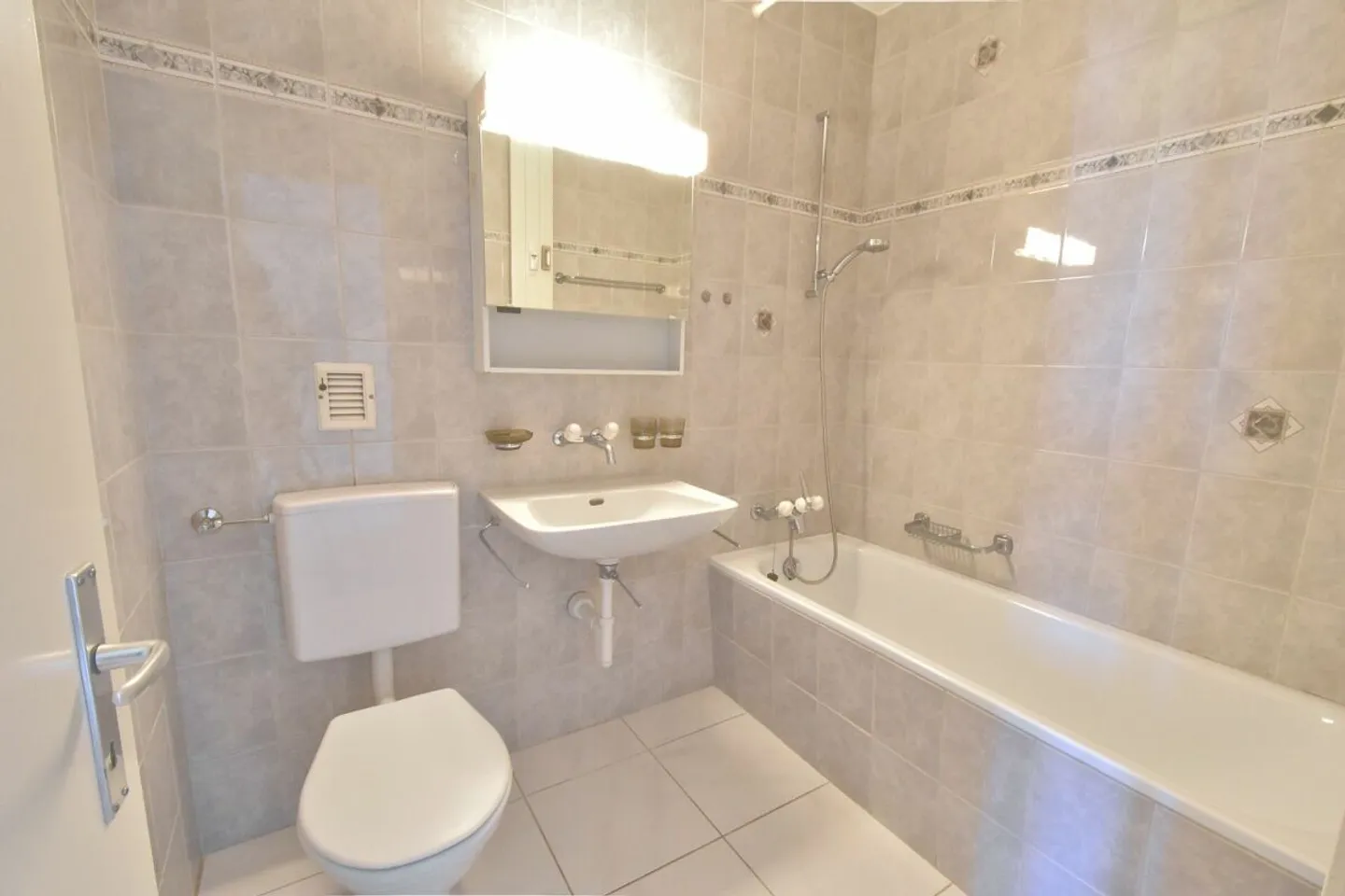 Sunny & bright apartment with balcony in a quiet location - Photo 6 of 9