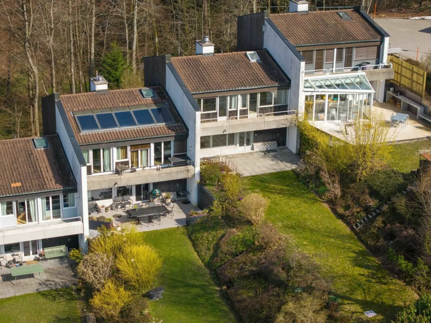 Familienfreundliches Reiheneinfamilienhaus an verkehrsarmer Lage mit schöner Aussicht - Photo 1 of 12