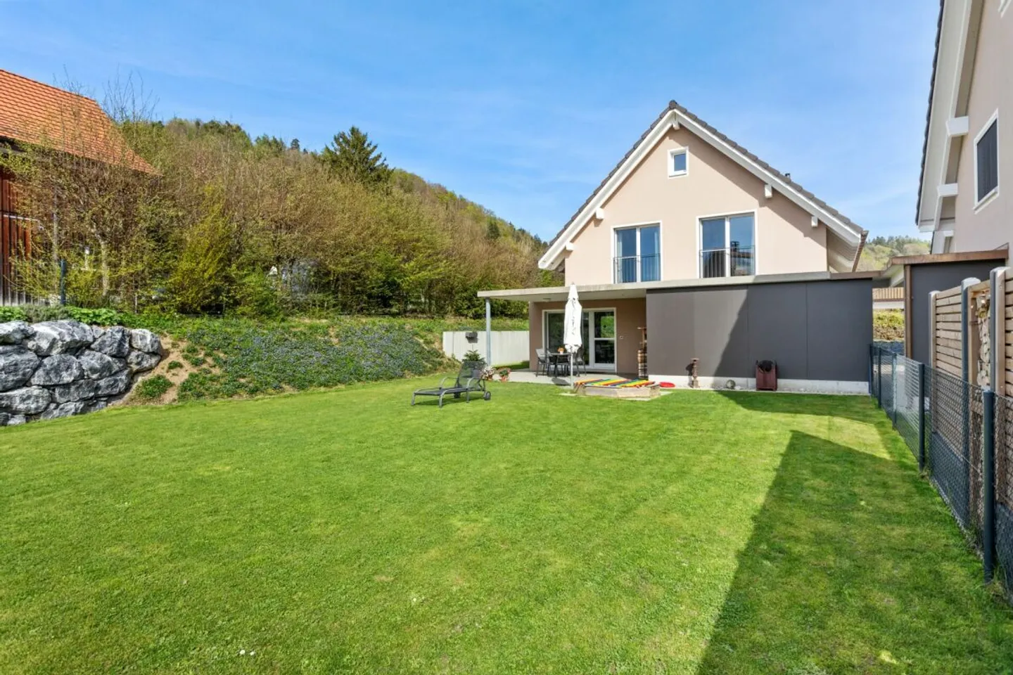 Vie proche de la nature dans une maison individuelle presque neuve - Photo 1 sur 13