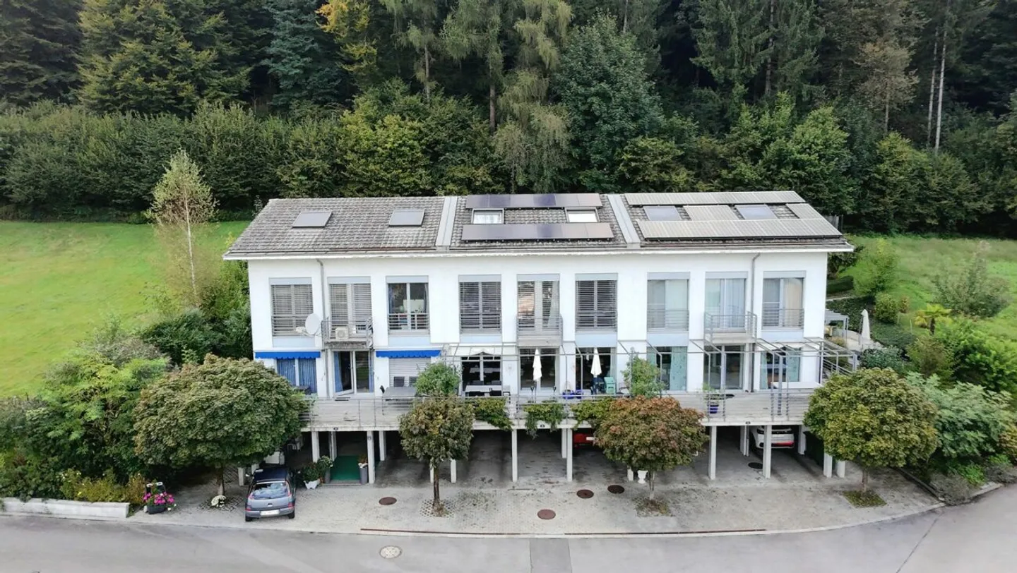 Idylle familiale avec vue ! Maison spacieuse à Ebikon - Photo 3 sur 13