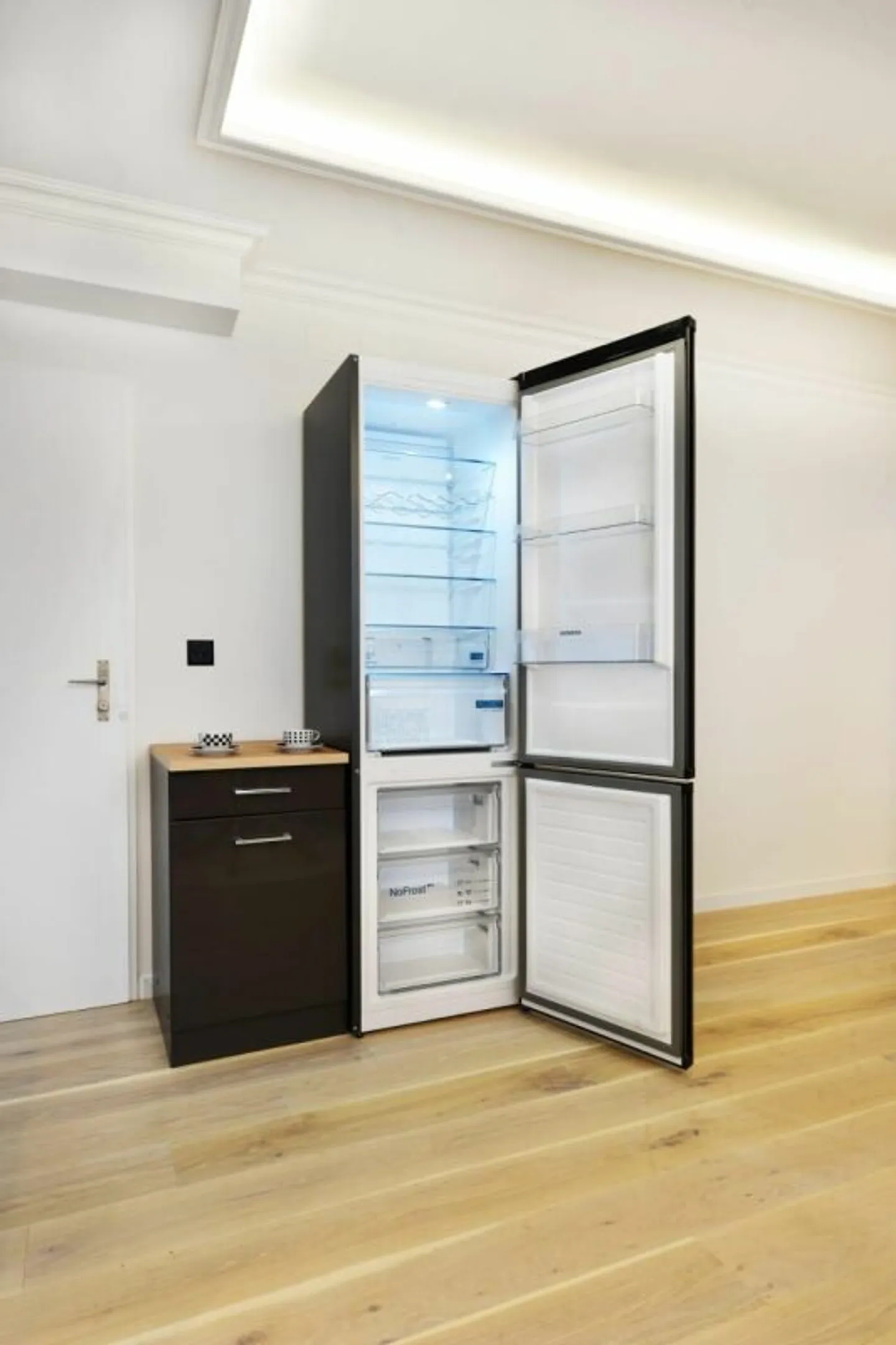 In the best location, furnished and including outdoor parking (limited from now until the end of August max.) - Photo 6 of 12