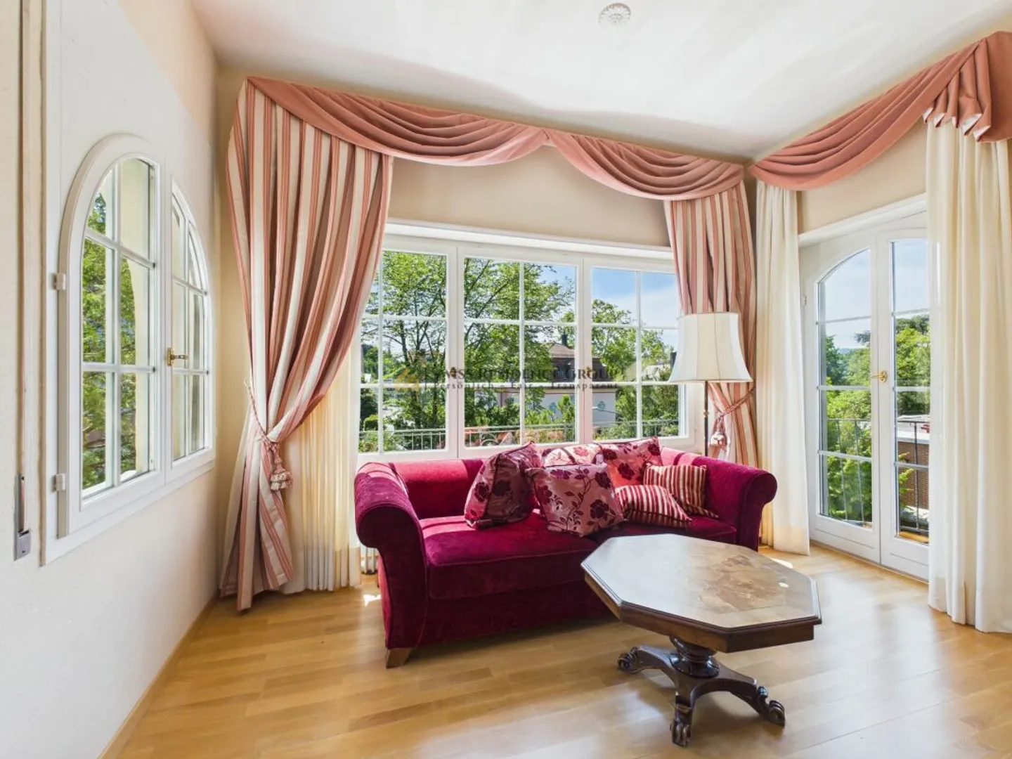 Old Building Charm Meets Modern Luxury - Unique 4.5-Room Apartment with Garden & Fireplace in 8008 Zurich - Photo 2 of 13