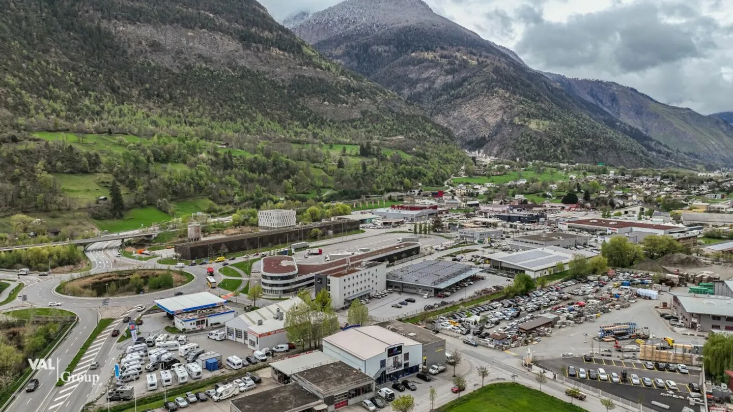 Terreno industriale in una posizione ad alto traffico con ottima visibilità - Foto 2 di 8