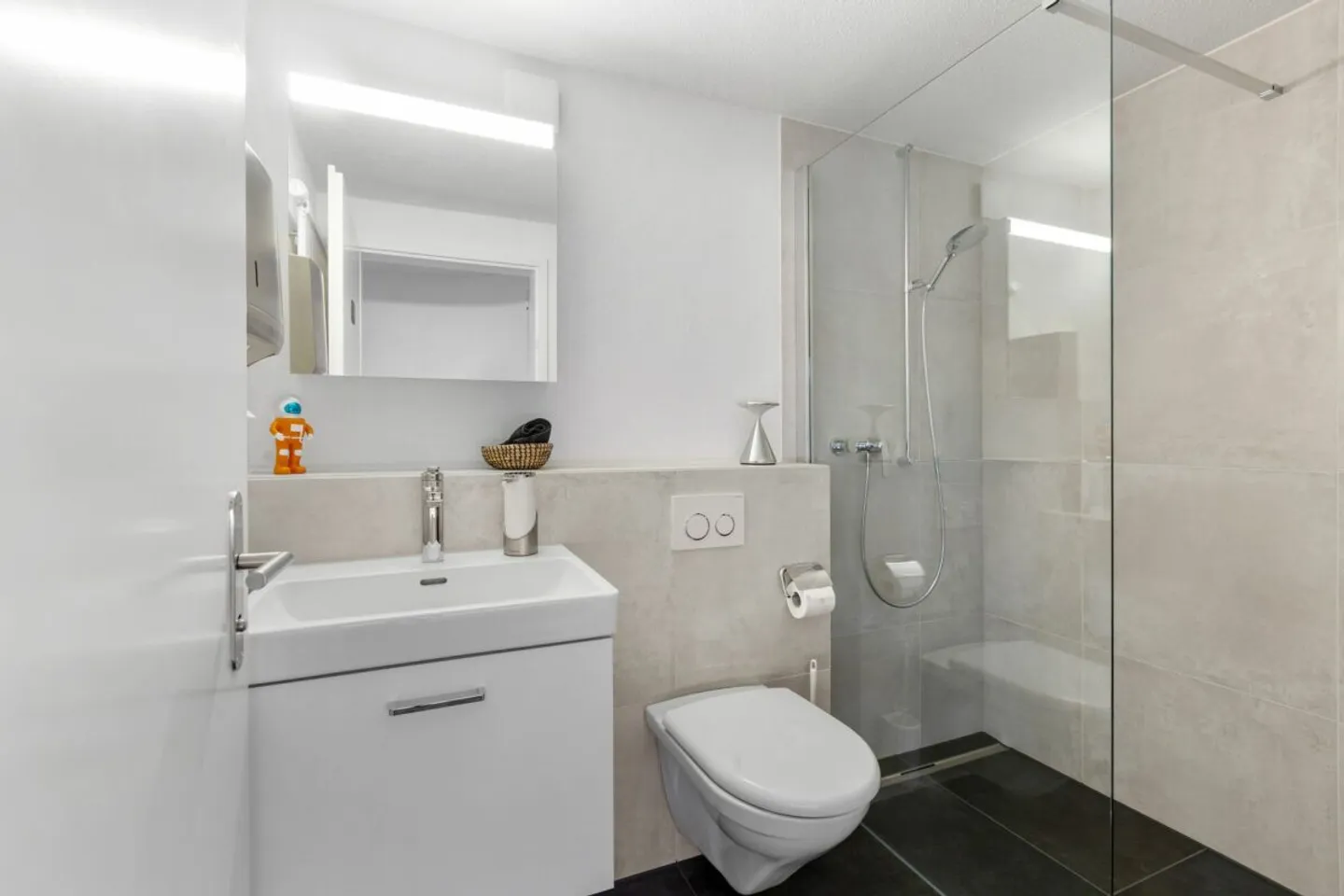 Modern Commercial Property in a Well-Frequented Location - Photo 9 of 12