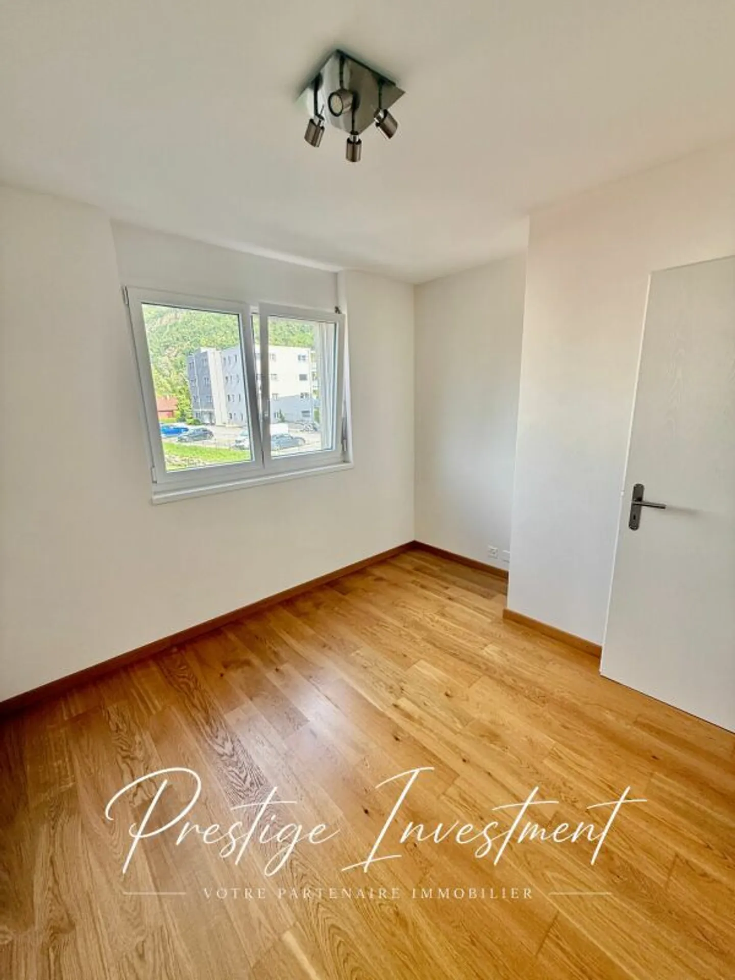 BRIGHT APARTMENT WITH TERRACE OF 5.5 ROOMS & 148 M2 APROZ - Photo 12 of 13