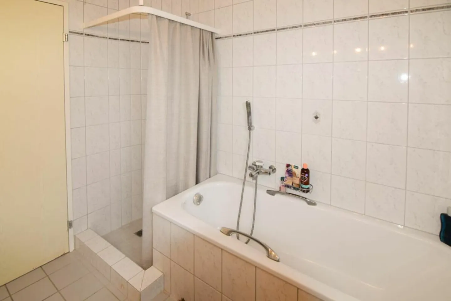 Appartement spacieux de 4,5 pièces avec cheminée et grand balcon - Photo 8 sur 13