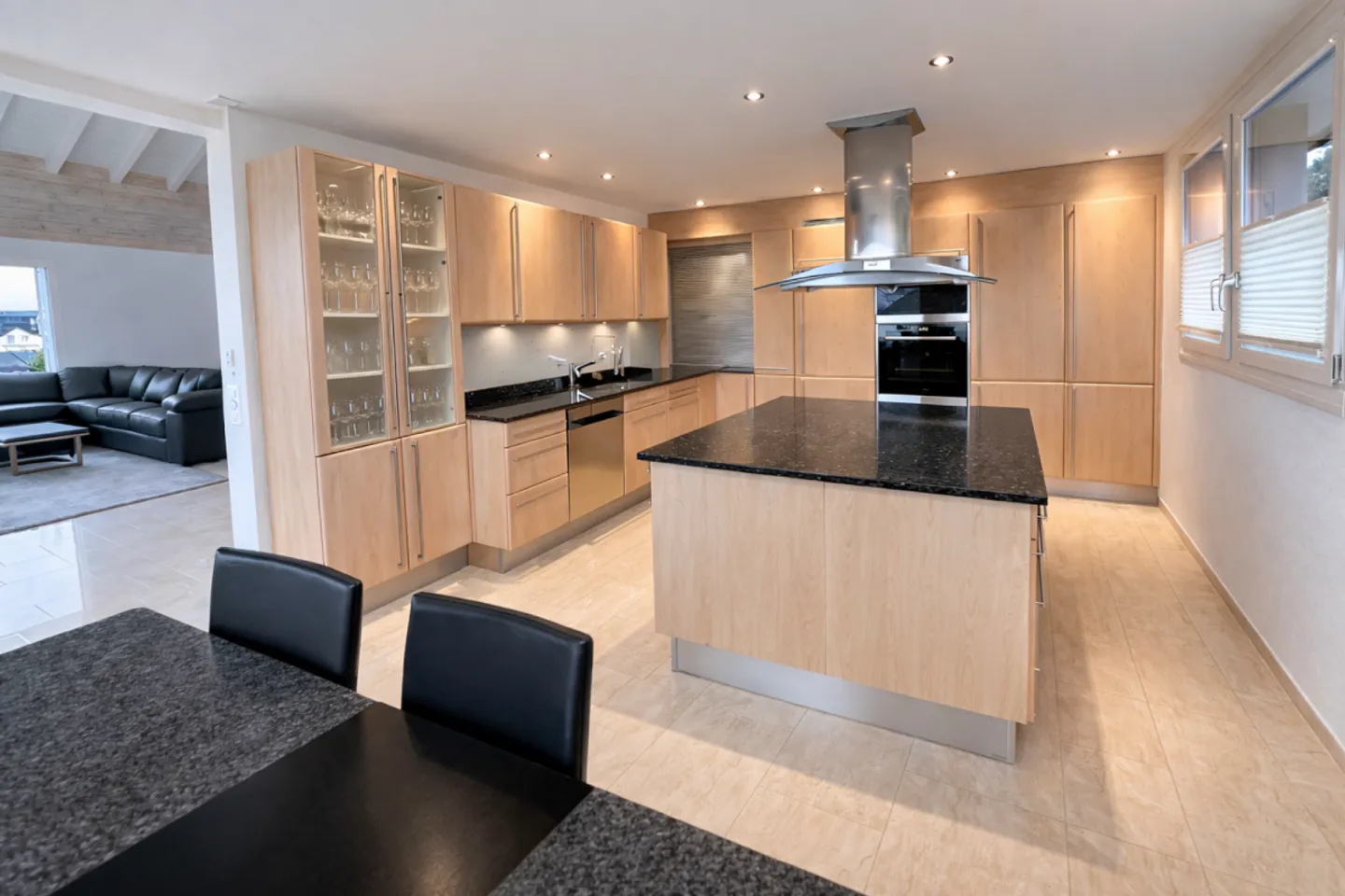 Single-family house with lake view - Photo 4 of 9