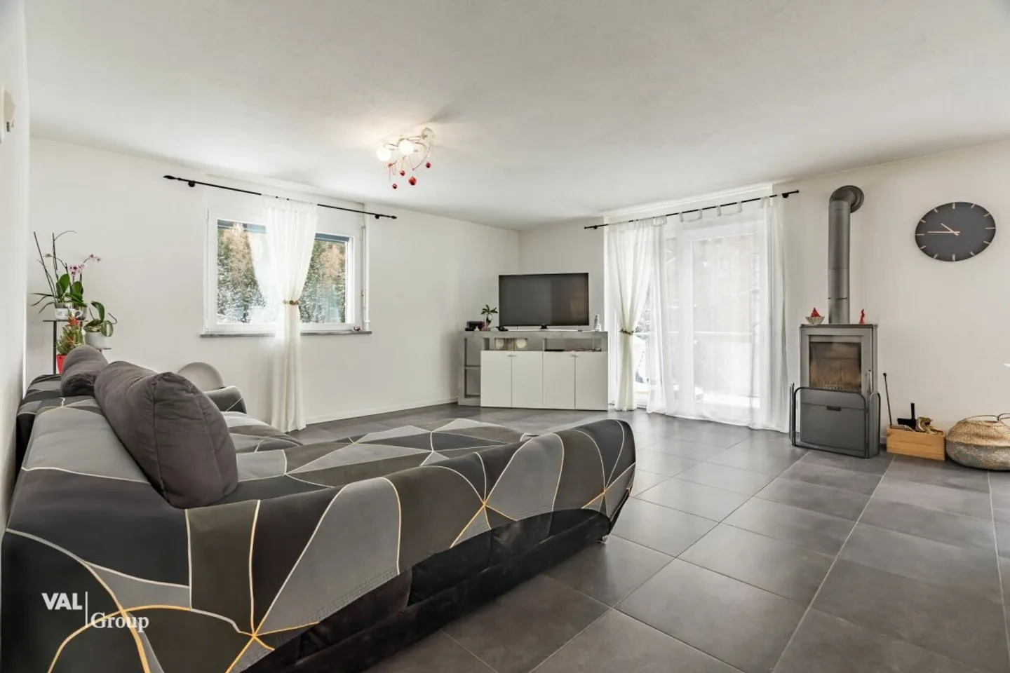 Spacious house with two units and building plot - Photo 4 of 13