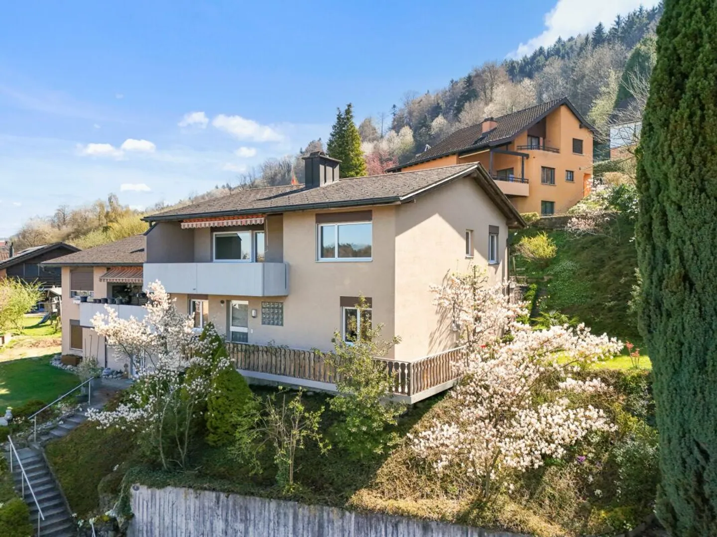 Affascinante casa bifamiliare di 6,5 stanze con vista e potenziale a Ebikon - Foto 1 di 8