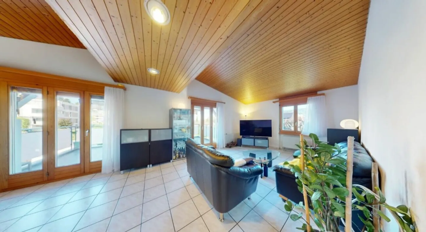 Exclusive 8-room single-family house with a separate apartment, large garden, and workshop garage in a rural location - Photo 3 of 13