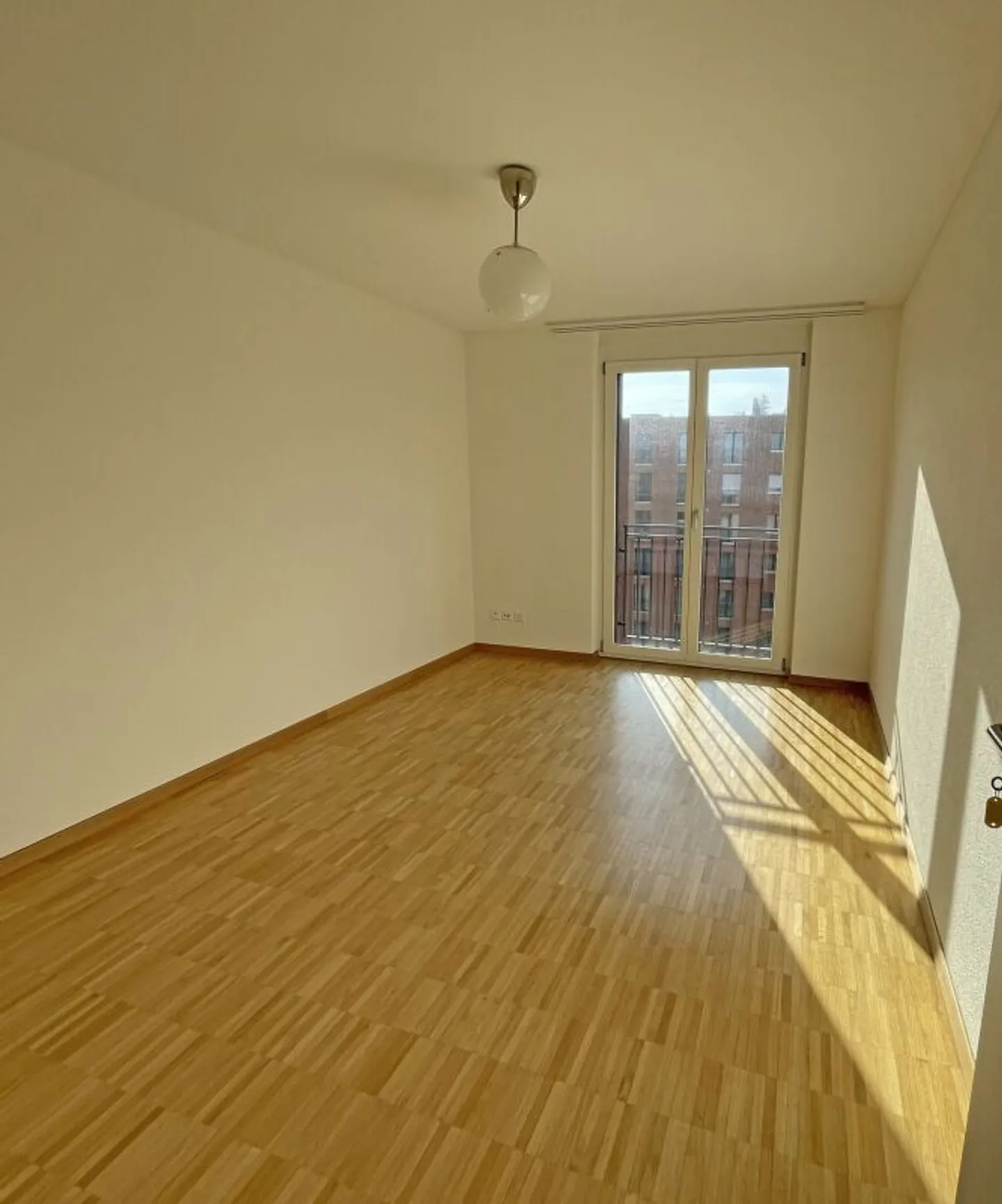 Vie spacieuse dans un emplacement ensoleillé en ville - Photo 9 sur 13