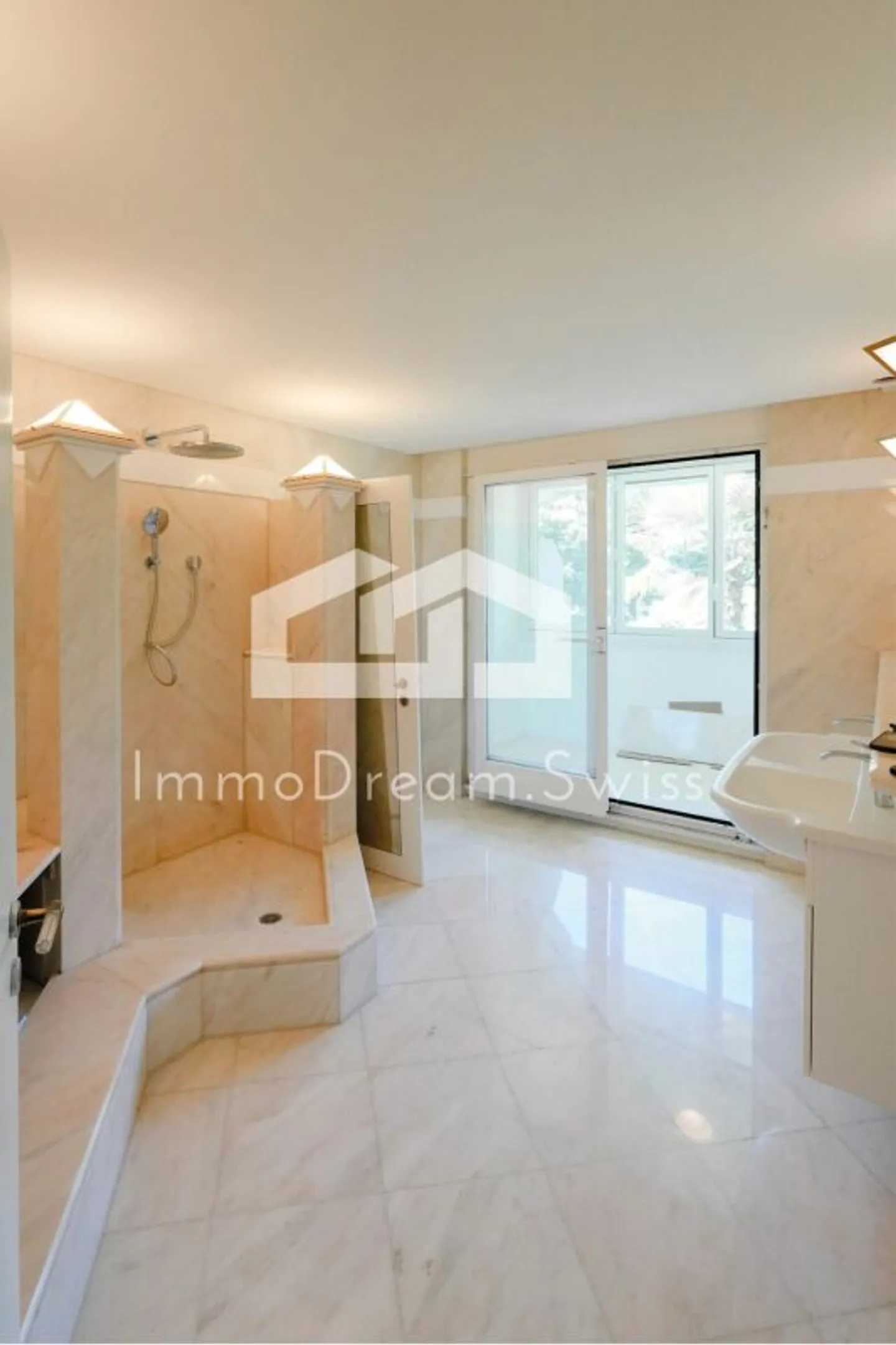 Grosszügige, sowie helle 4 ½ Zi. Maisonette-Eigentumswg., in der «Residenza al Parco», teilweise Seesicht - Photo 10 sur 12