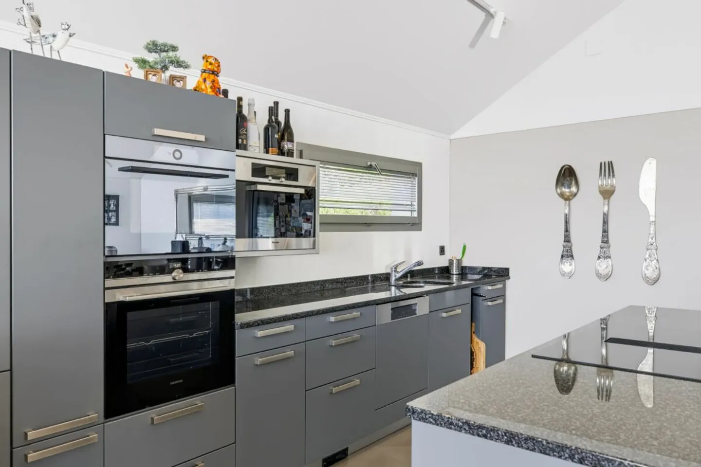 Luxurious Single-Family Home with Pool and Stunning Views in Roggwil BE - Photo 6 of 13