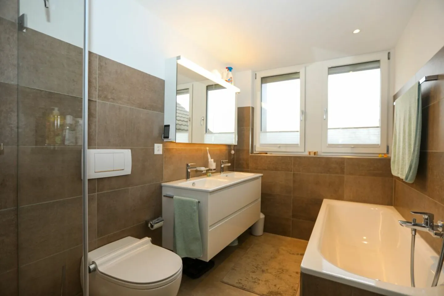 Family-friendly semi-detached house with space and garden - Photo 8 of 11