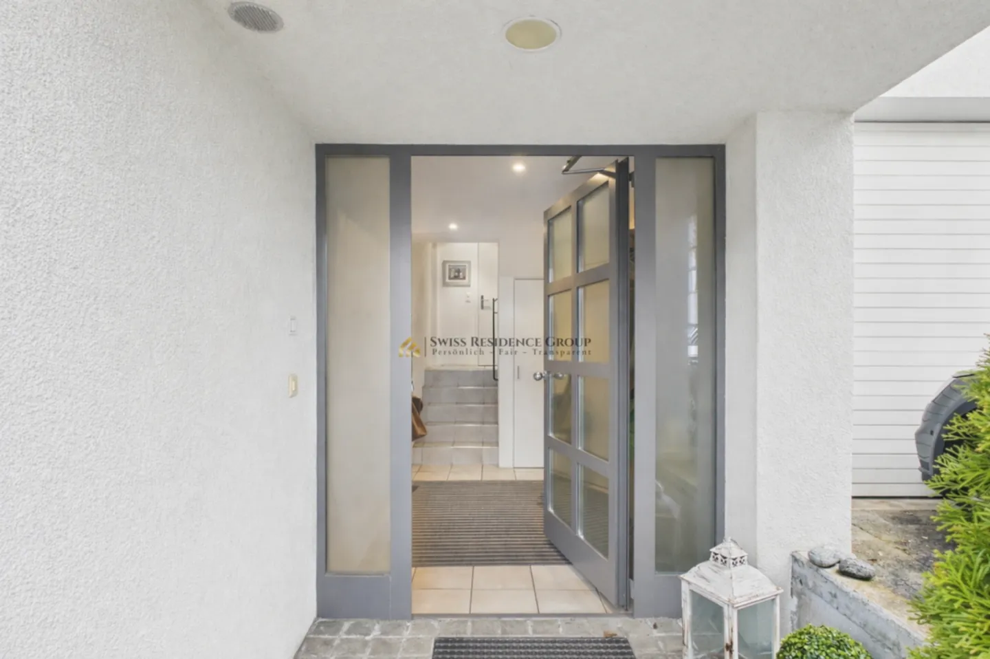 Incantevole casa a schiera con vista parziale sul lago in una posizione ambita a Oberrieden - Foto 2 di 13