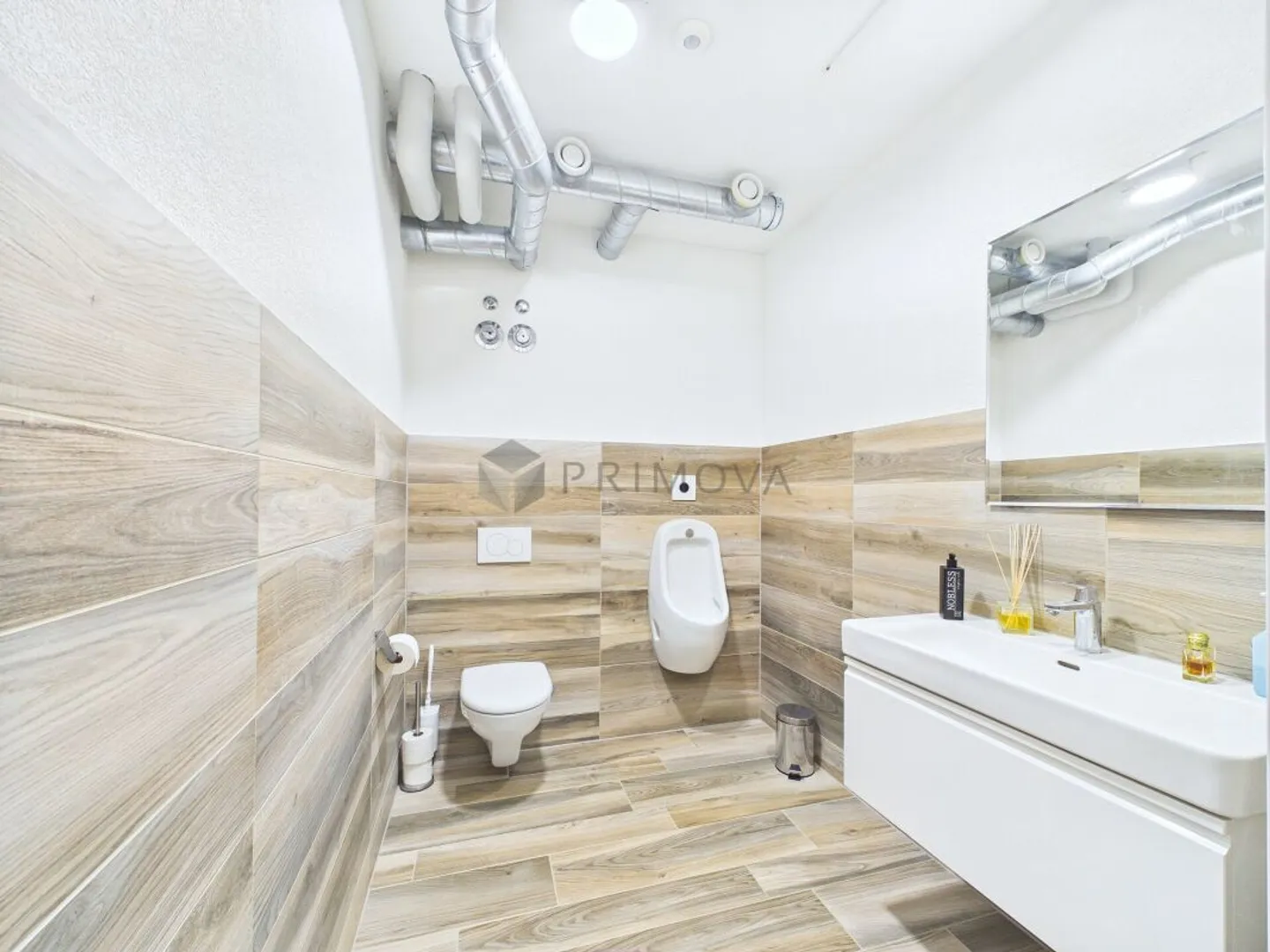 Showroom moderno e magazzino - Foto 10 di 13