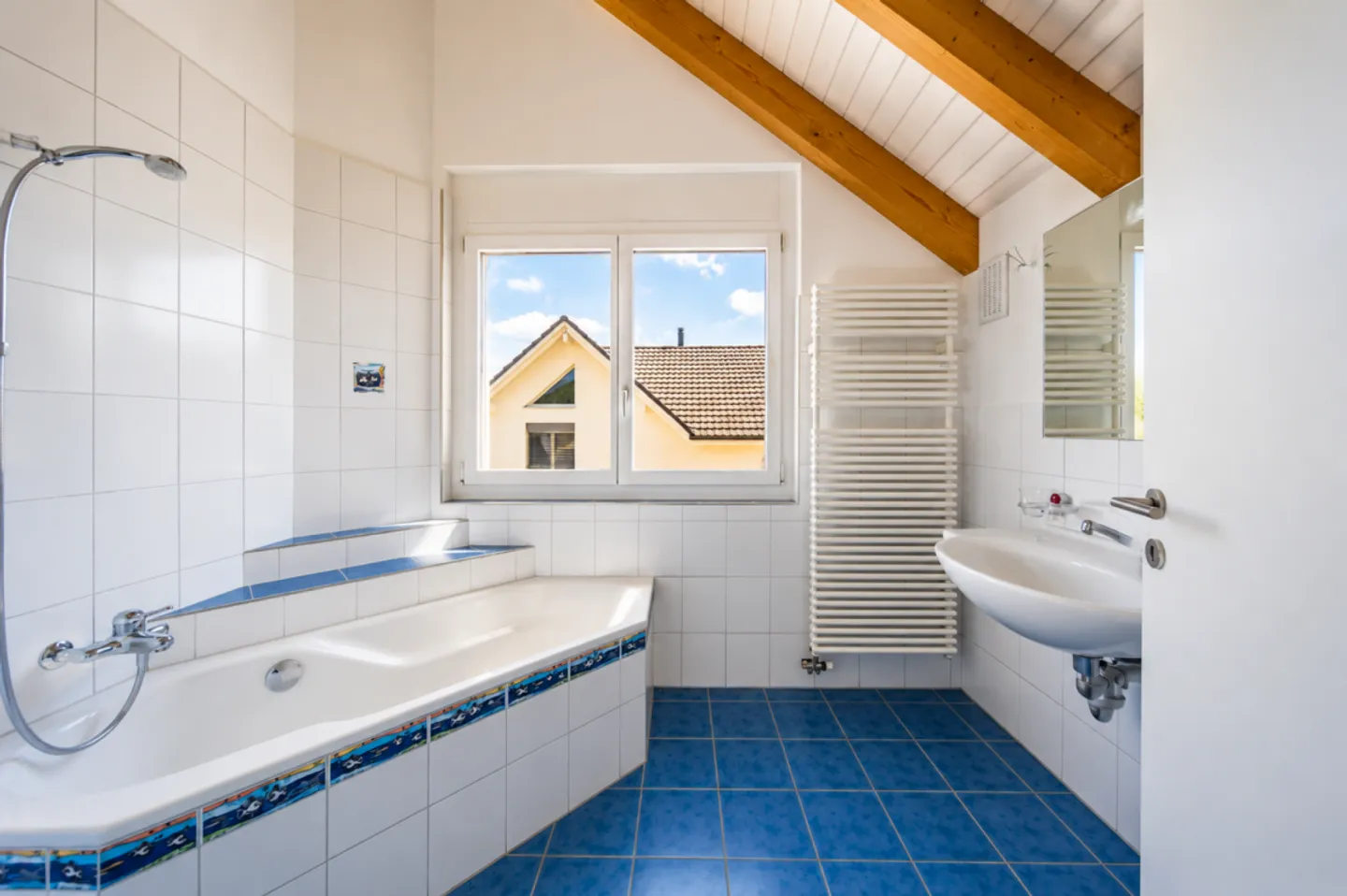 Modern 10.5-Room Single-Family House with Far-Reaching Views, Minergie Standard, and Versatile Usage Potential in Pfungen - Photo 12 of 13