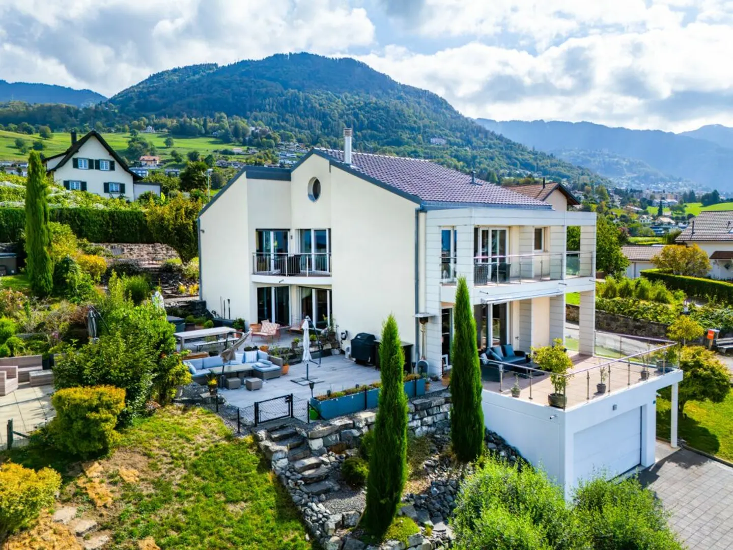 Villa individuelle de 7.5 pièces avec vue exceptionnelle sur lac et montagnes - Photo 1 sur 13