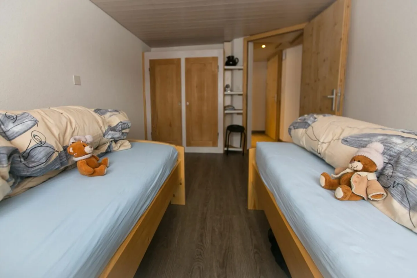 3 1/2 Room Apartment, 90 m2 Living Space, via dil bogn 1, 7188 Sedrun. We are renting a modern renovated, furnished and bright apartment from June 1, 2026. - Photo 7 of 9