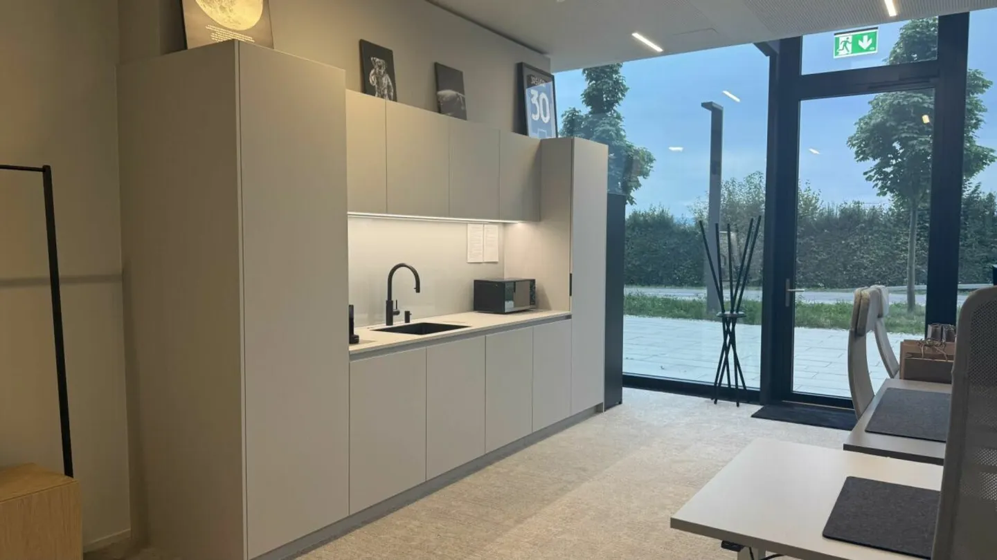 116 m² Büro mit eigener Teeküche und zwei Tiefgaragenplätzen in Rotkreuz - Foto 5 von 13