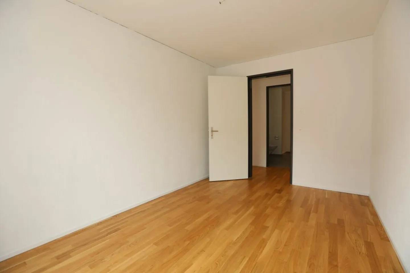 Charmante appartement de 3,5 pièces avec grand balcon et vue sur la verdure. - Photo 5 sur 13