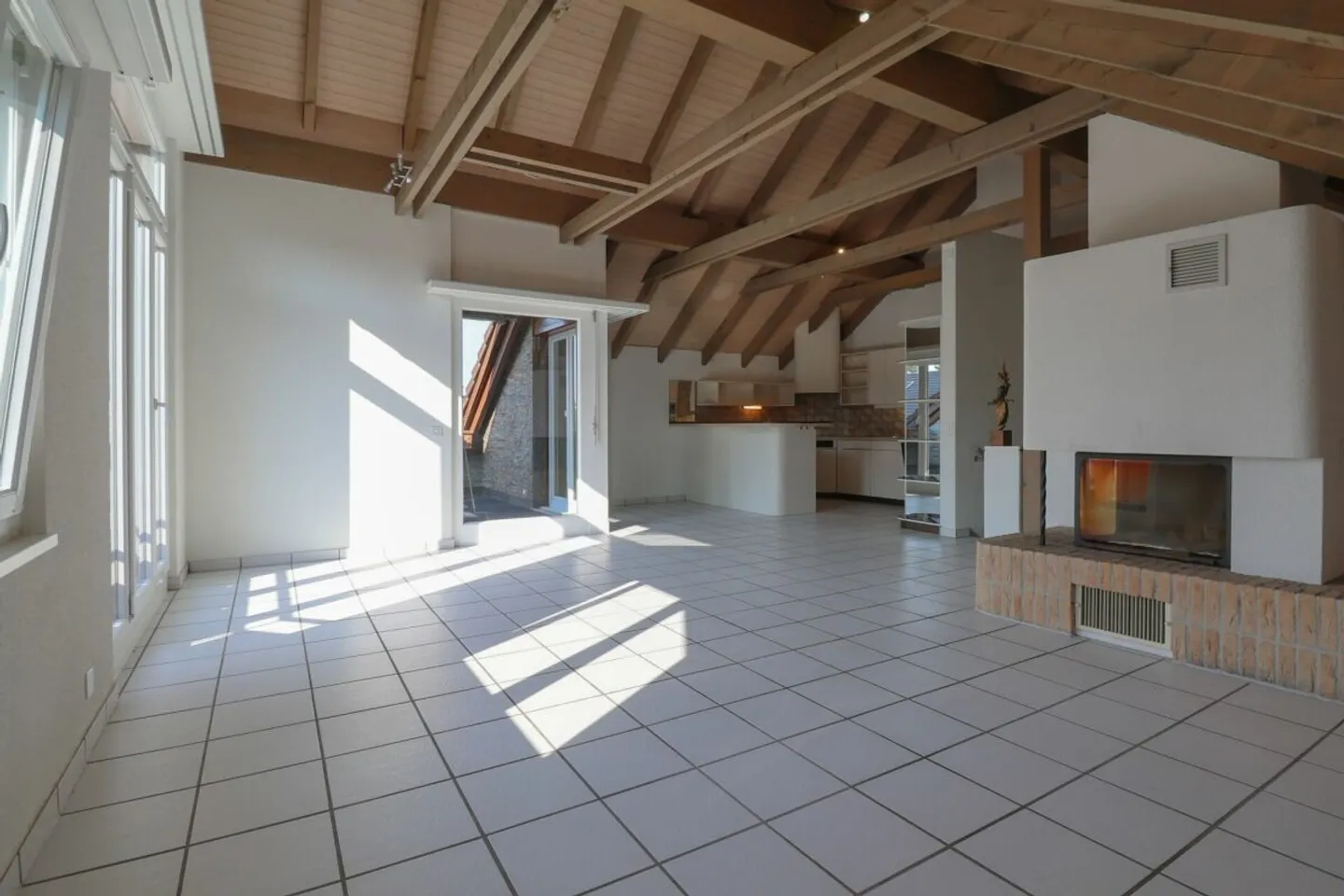 Vivre sur deux niveaux - Maisonette de 4½ pièces avec cheminée, sauna et balcon ensoleillé - Photo 2 sur 12