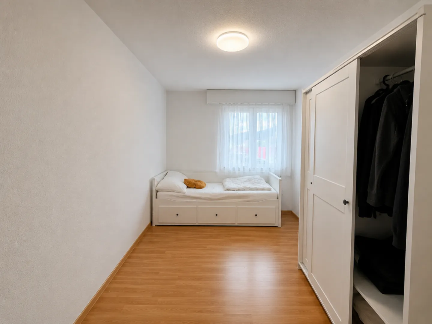 Bright 4.5 Room Apartment in a Family-Friendly Neighborhood - Photo 10 of 13