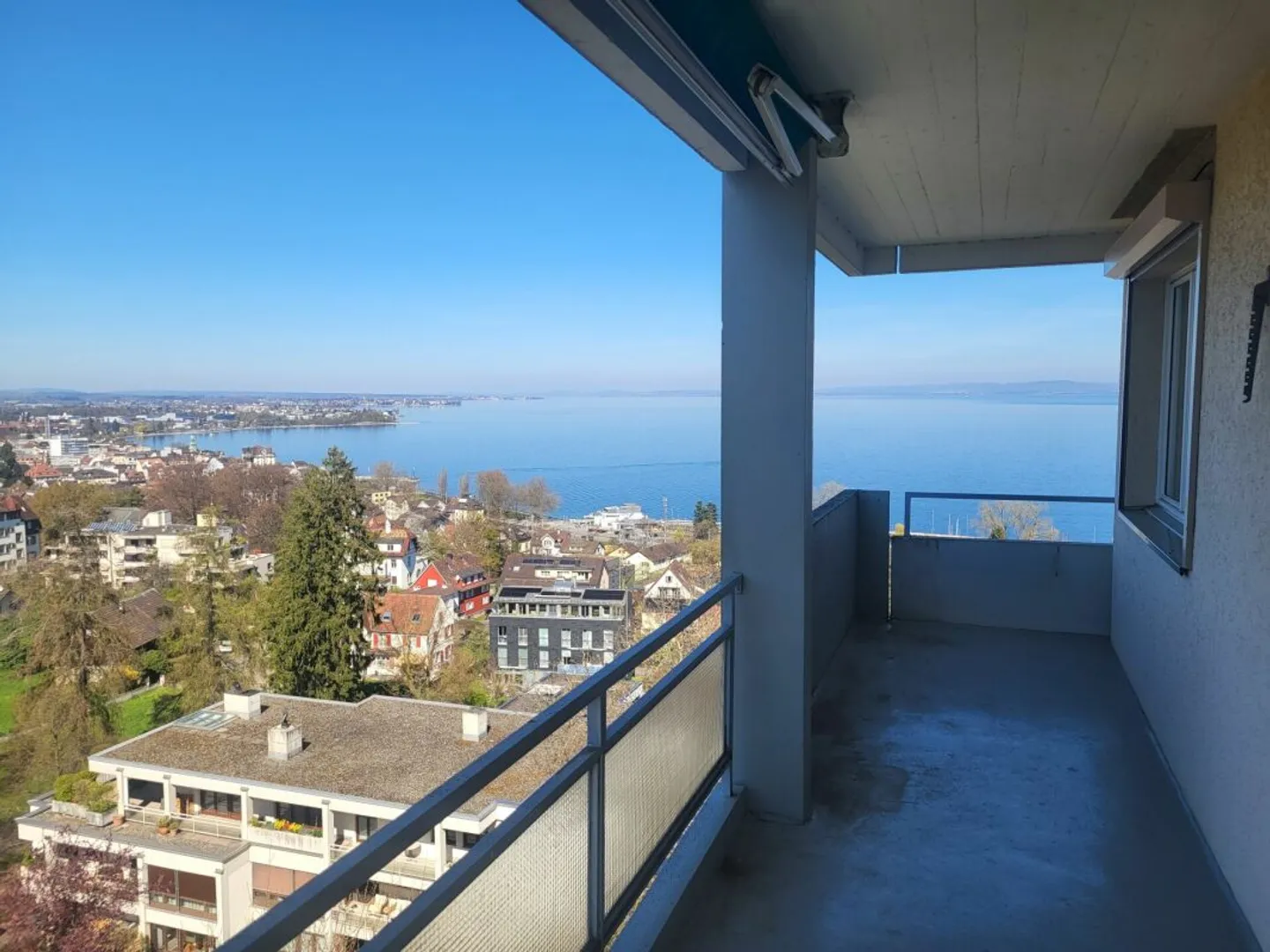 Appartamento all'ultimo piano con terrazza sul tetto e vista sul lago - Foto 8 di 12