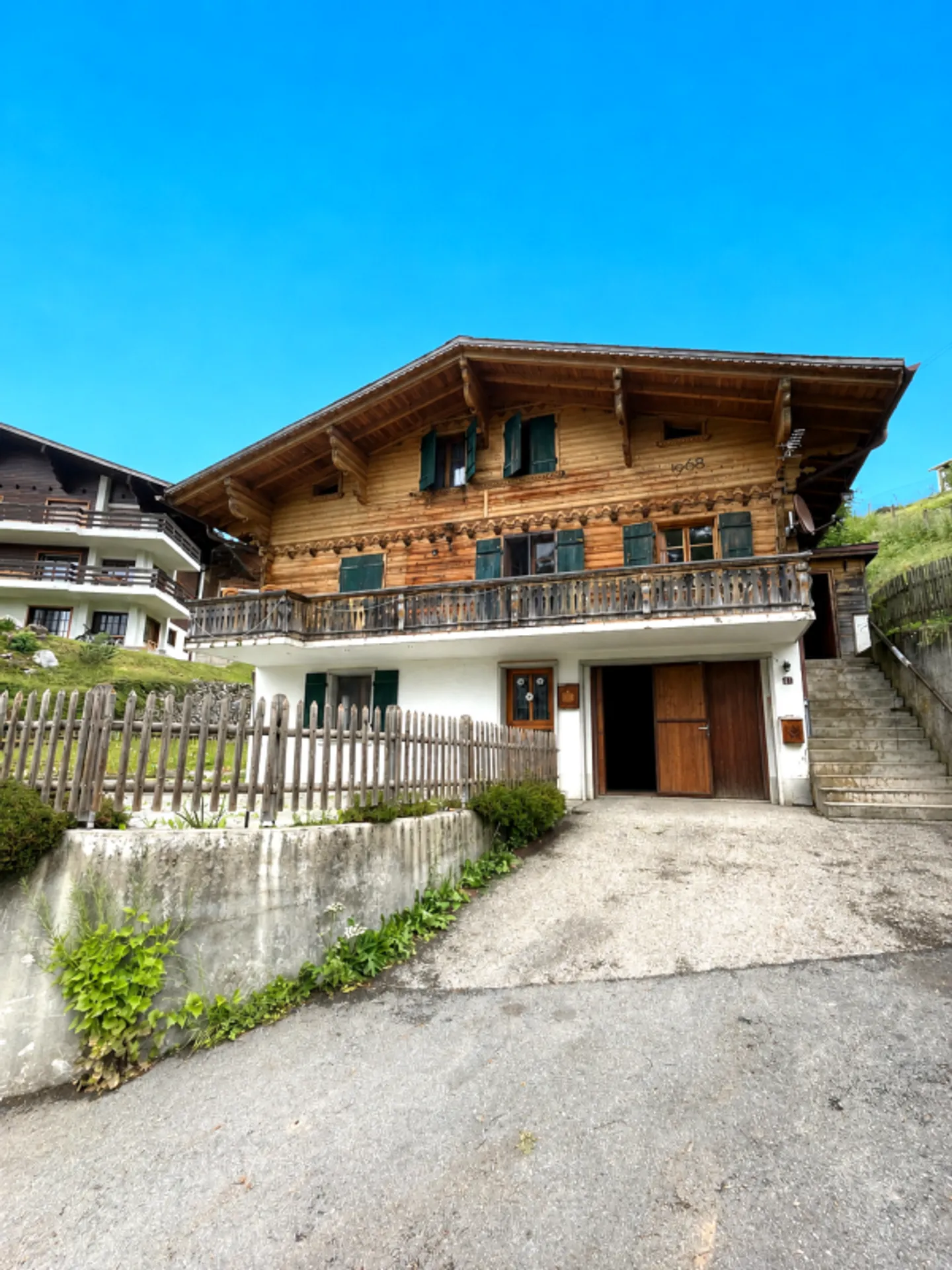 Grand chalet de 7 pièces avec appartement et vue magnifique à Château-d'Oex VD - Photo 1 sur 13