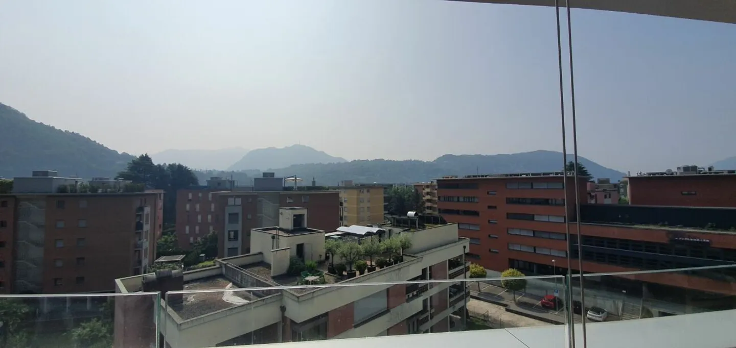 Appartement spacieux et lumineux au dernier étage avec vue panoramique - Photo 2 sur 12
