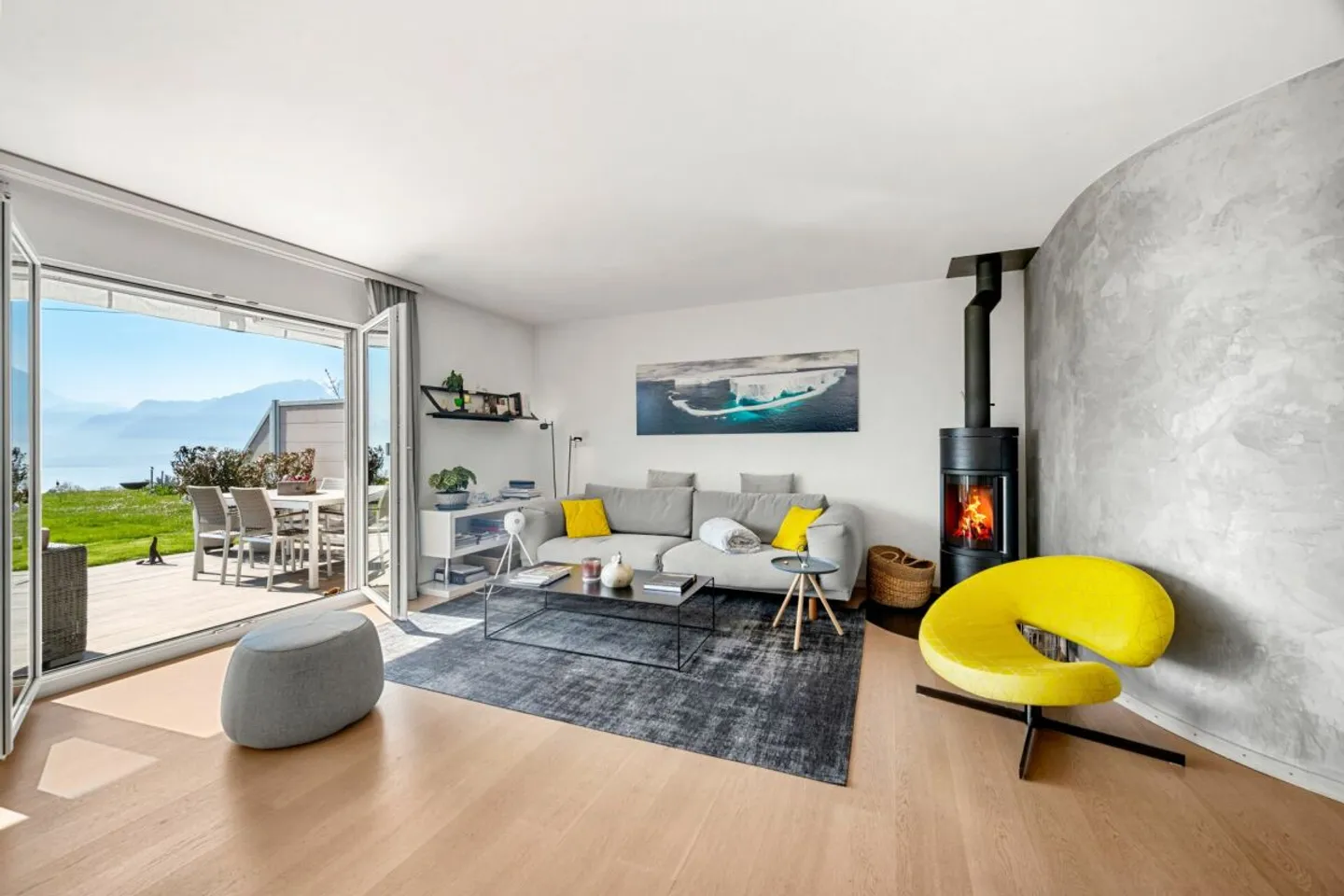 5.5-room villa with stunning lake view - Photo 1 of 10