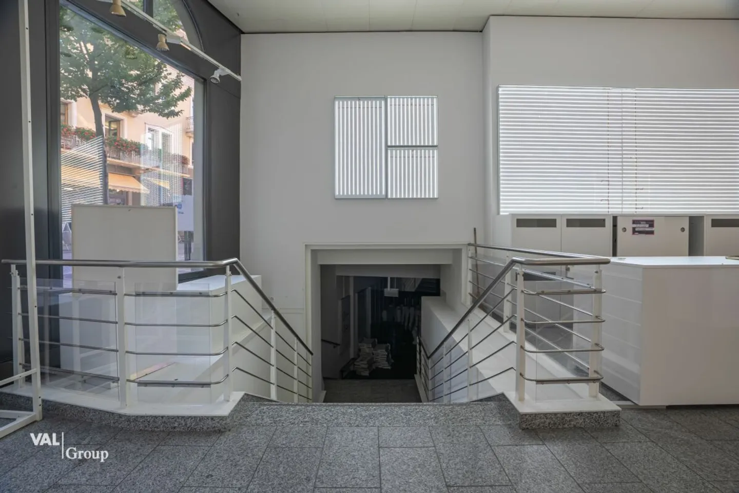 Ampio e luminoso locale in affitto su una strada vivace e molto frequentata - Foto 4 di 10