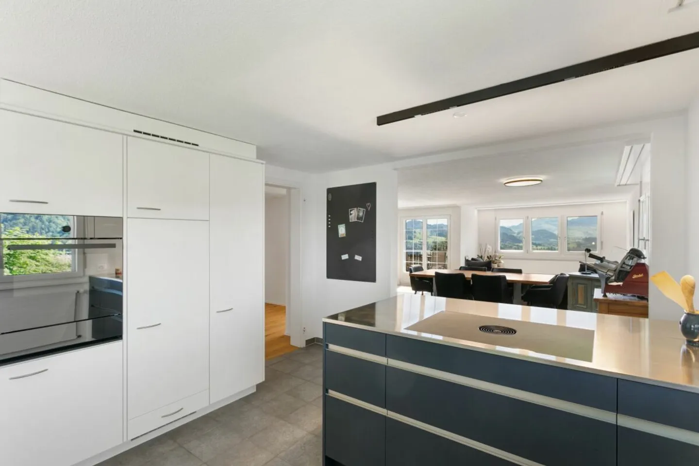 Like-new renovated and modern apartment in the green with great views - Photo 5 of 13