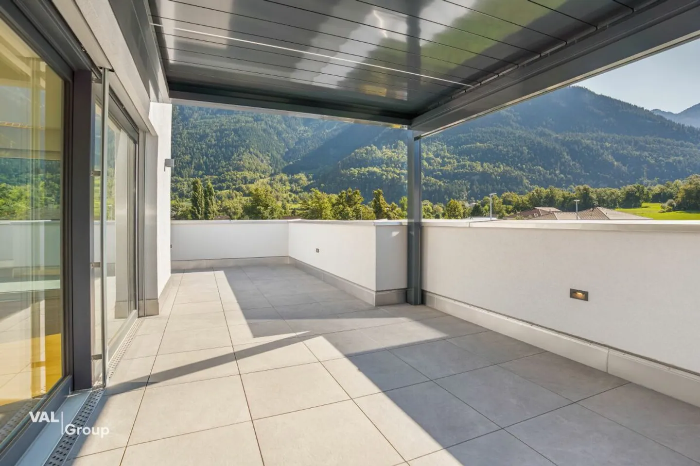 Tee off, arrive and breathe easy: Exclusive penthouse in the golf residence - Photo 8 of 12