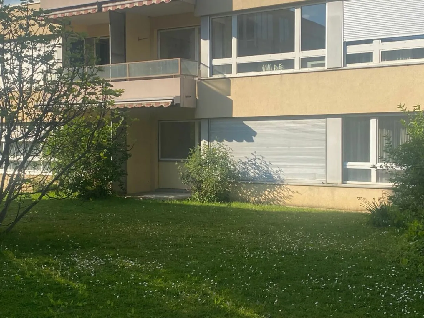 Barrier-free living with potential: 2-room apartment with terrace & underground parking in prime location of Allschwil - Photo 2 of 5
