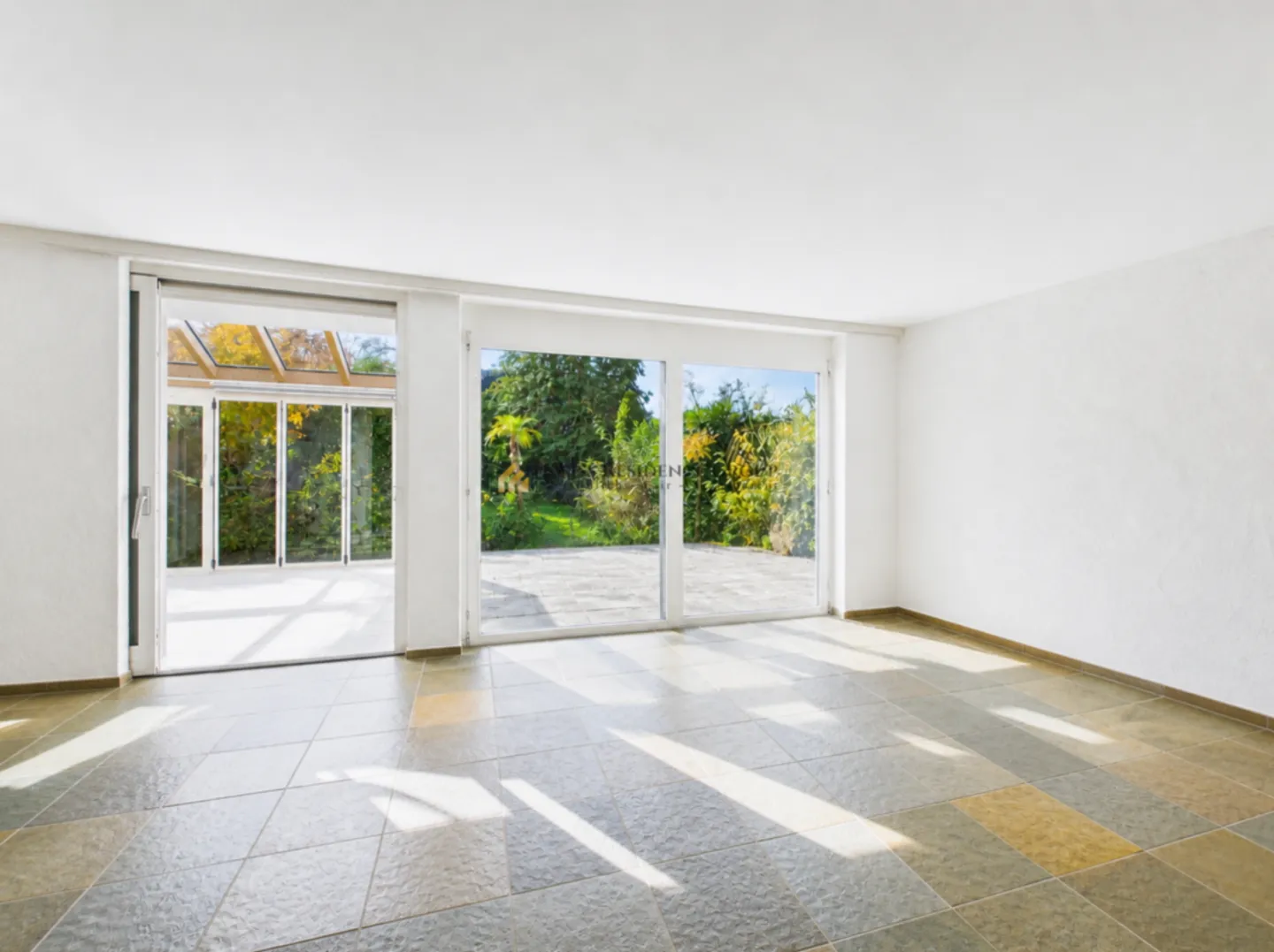 Maison de rêve ensoleillée sur la Goldküste - spacieuse maison mitoyenne de 5,5 pièces en lisière de forêt - Photo 4 sur 13