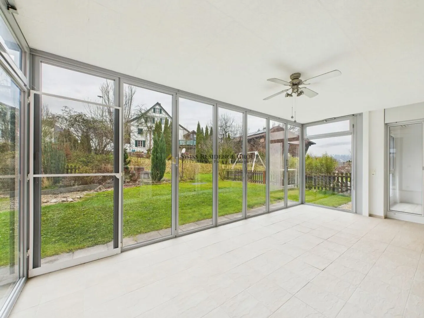 Lumière, Jardin, Espace Ouvert : Appartement spacieux de 4,5 pièces avec véranda chauffée - Photo 3 sur 13