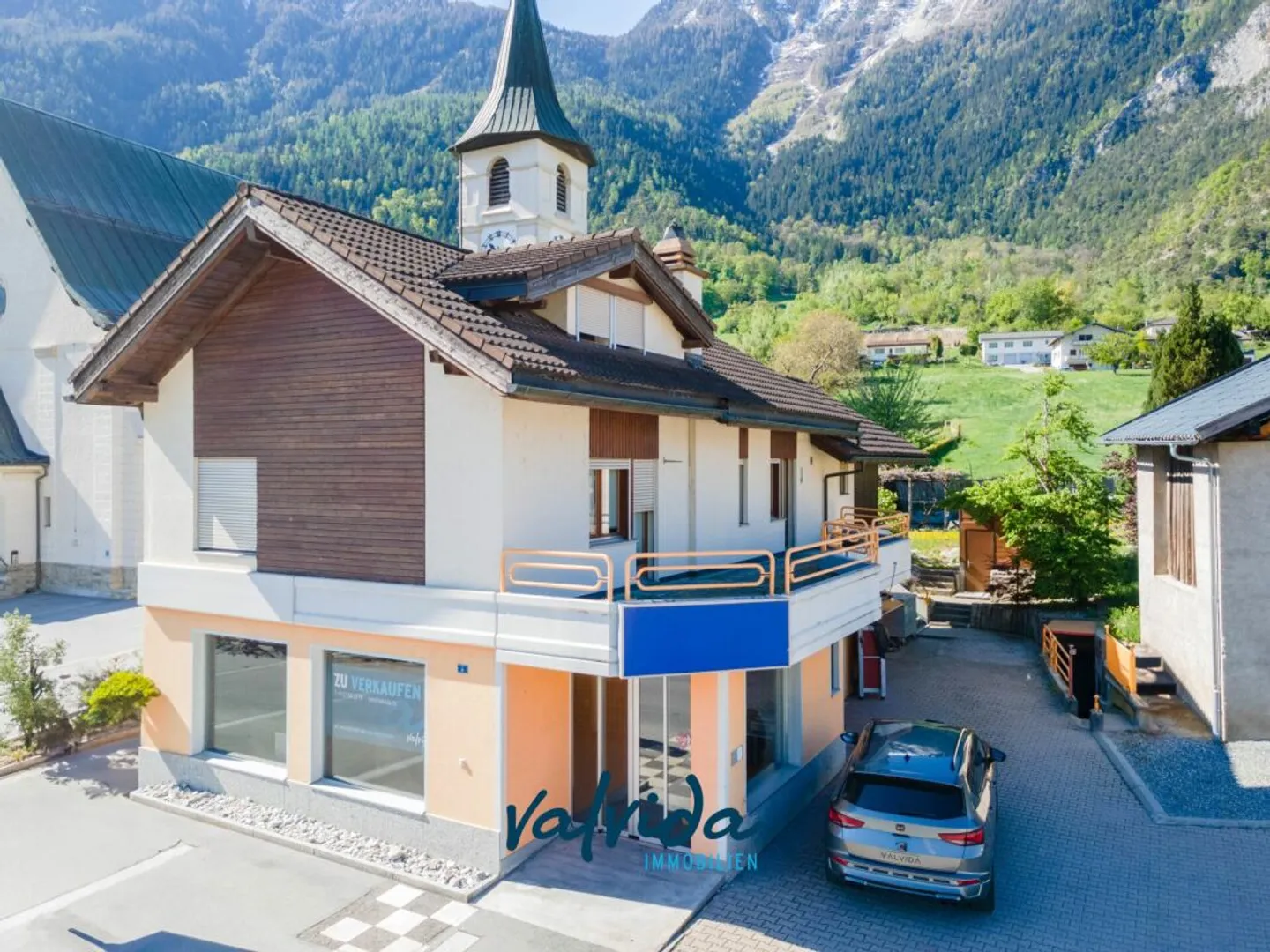 Residential & Commercial Building in Agarn with 5.5-Room Apartment, Retail Space & 1,100 m² Plot - Photo 2 of 13