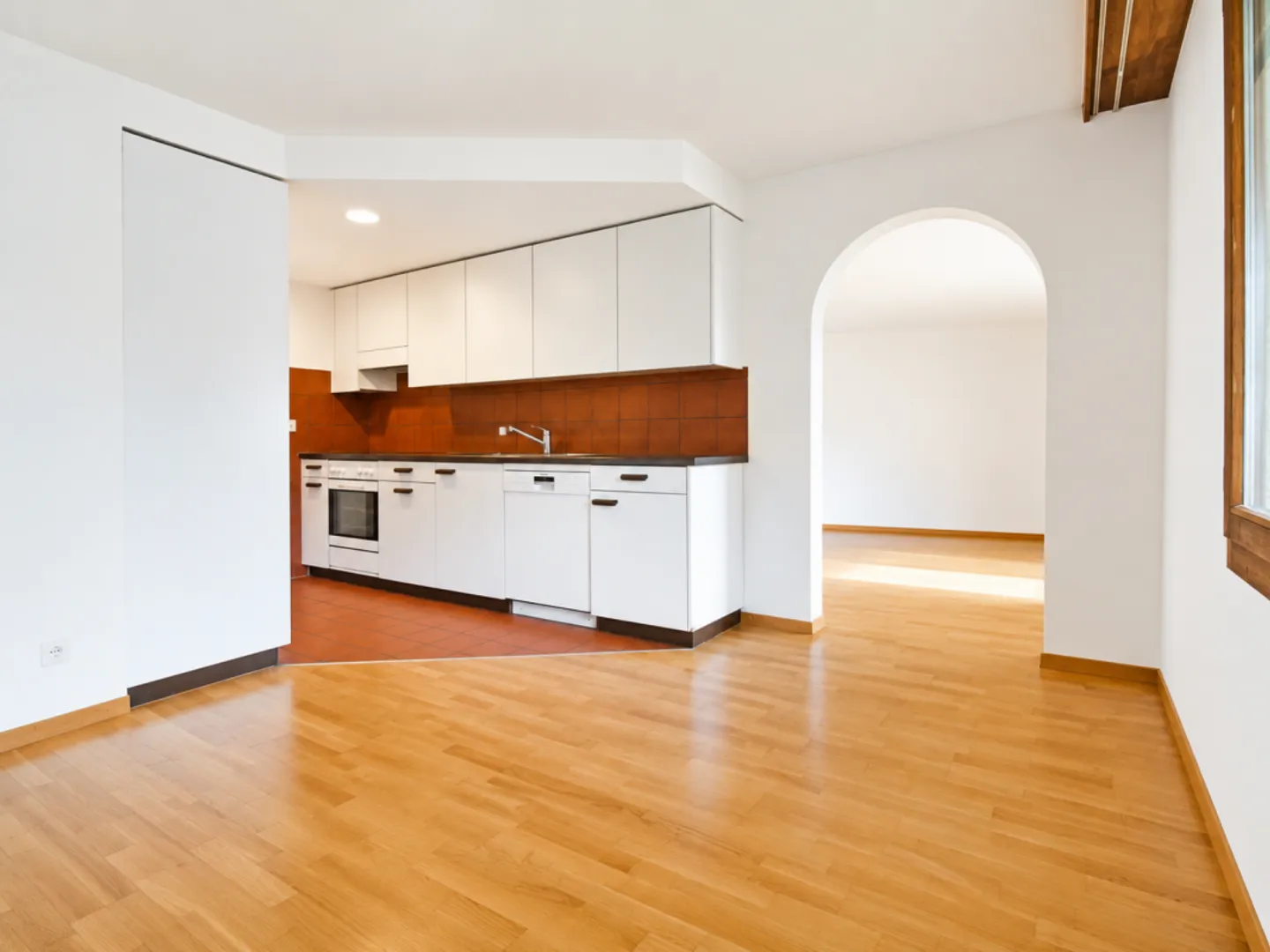 Spacious 5.5-room apartment with fireplace and sunny balcony - Photo 2 of 13