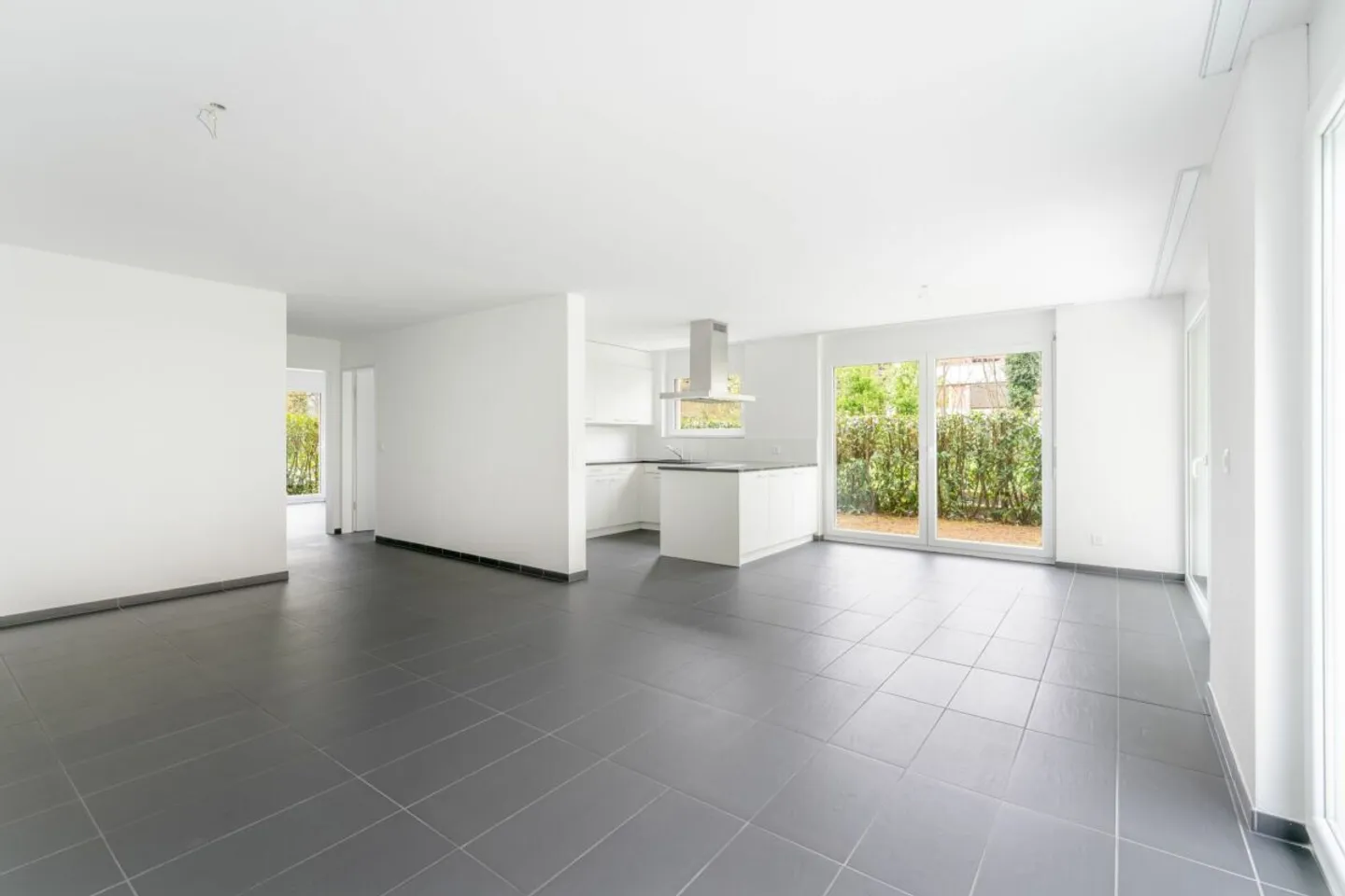 Well-maintained 3.5 room apartment in a quiet location on the upper floor - Photo 2 of 13