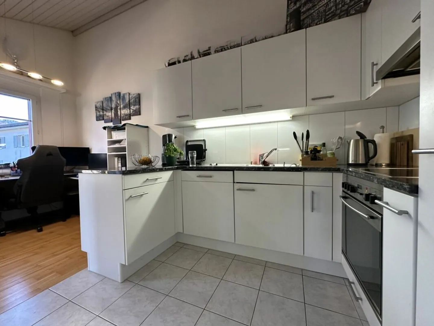 Beautiful and sunny 2.5 room attic apartment - Photo 5 of 7