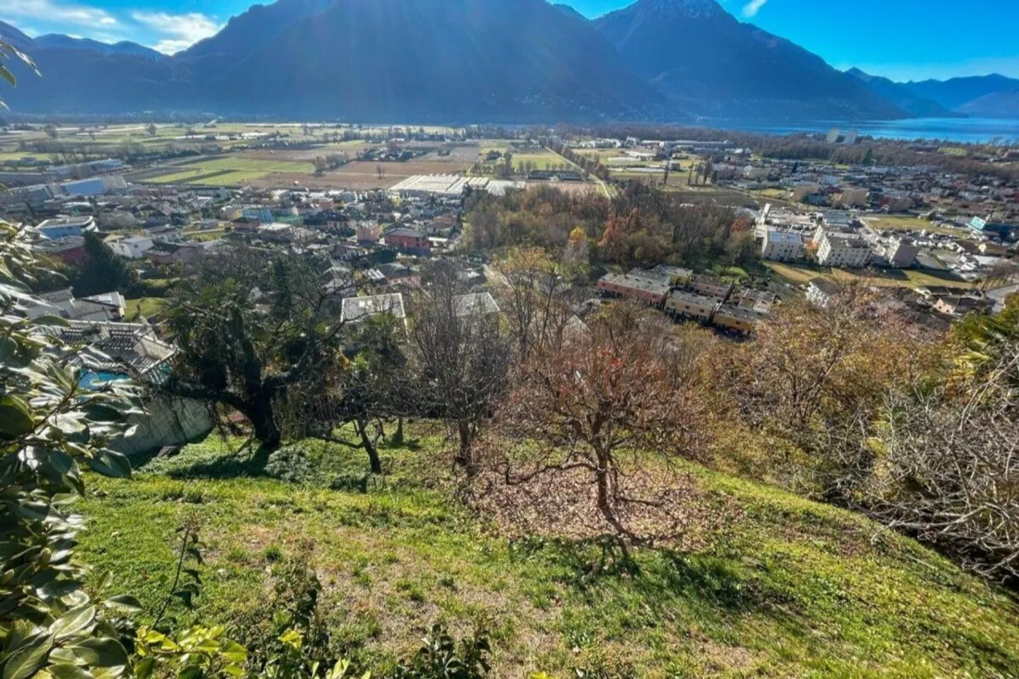 Mehrfamilienhaus mit 3 Wohnungen, großem Grundstück und spektakulärer Aussicht - Foto 7 von 7