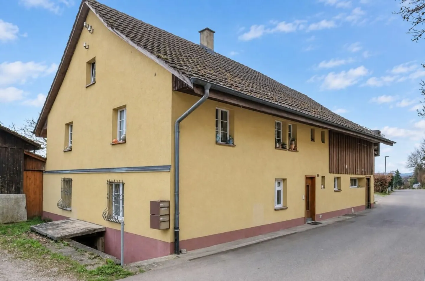 Casa bifamiliare con stalla e terreni agricoli a Wettingen - Foto 1 di 13