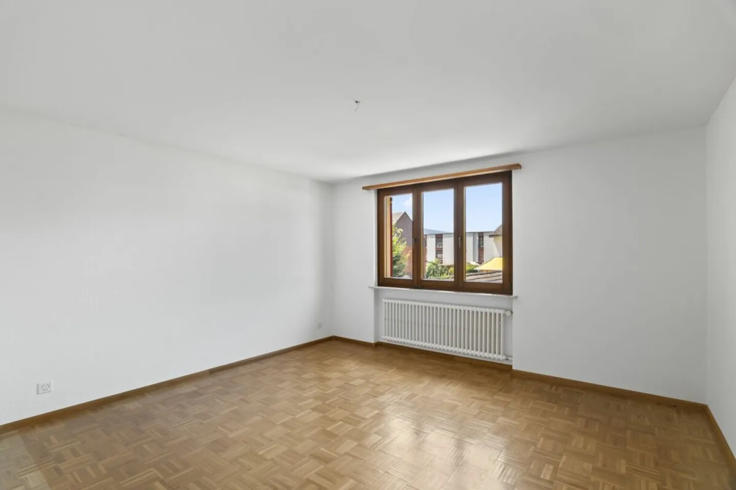 Terraced House Seeks Family - Photo 5 of 11