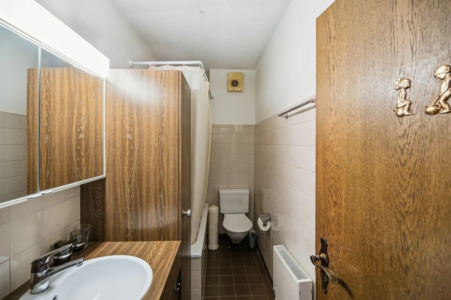 Centrally located 3-room apartment with balcony and quiet courtyard orientation - Photo 7 of 8