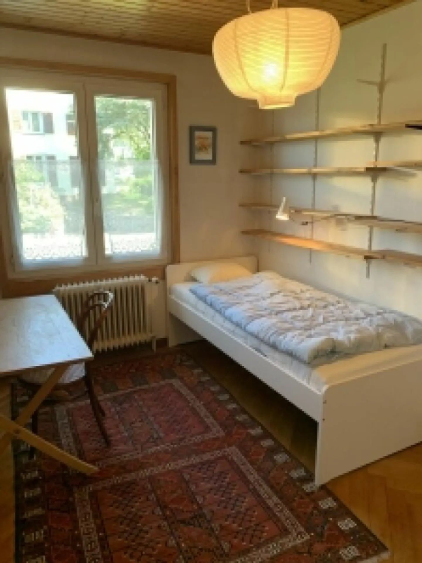 Zimmer in einer Wohngemeinschaft, gelegen in einem ruhigen Viertel und in der Nähe von Geschäften und öffentlichen Verkehrsmitteln - Foto 2 von 7